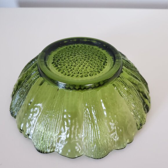Vintage Indiana Glass Sunflower Bowl – Avocado Green (1970s) - Picture 3 of 5